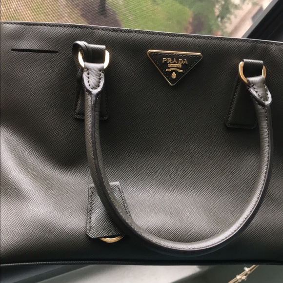 Prada purse - Picture 2 of 4